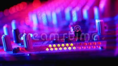 在夜总会聚会上，在声音混合控制台或Dj控制台上引导音量指示电平信号。
